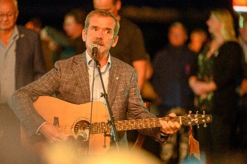 Chris Hadfield, singing Space Oddity